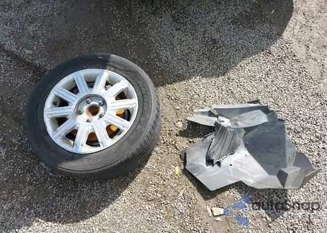 2006 Lincoln Town Car Signature Limited из США, поврежденный, VIN 1LNHM82V06Y647745